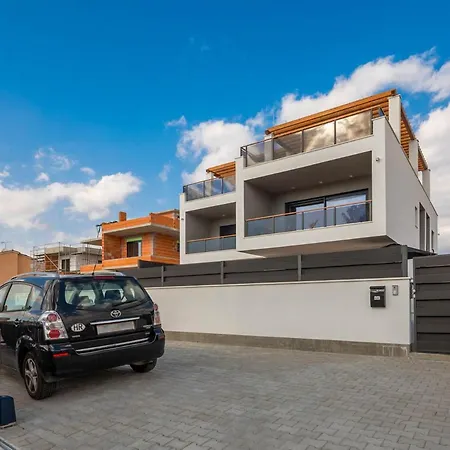 Sleeps 6 With Pool Air Con And Wifi