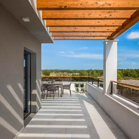 Villa Sleeps 6 With Pool Air Con And Wifi *