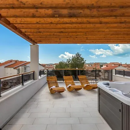 Sleeps 6 With Pool Air Con And Wifi *