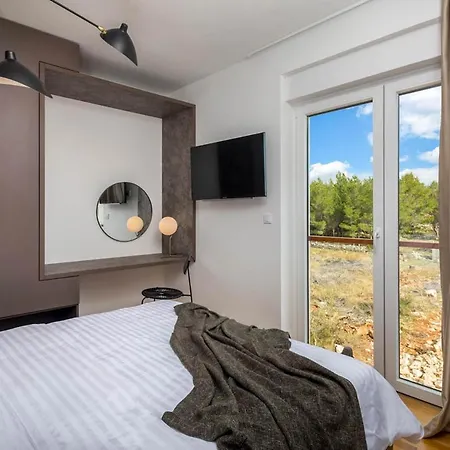 Villa Sleeps 6 With Pool Air Con And Wifi Srima