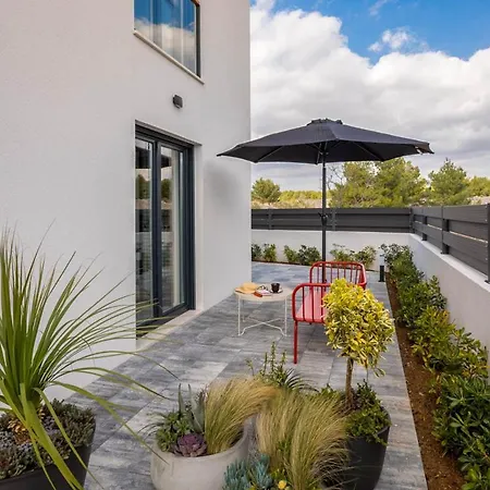 Sleeps 6 With Pool Air Con And Wifi Villa Srima