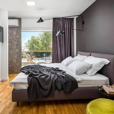 Sleeps 6 With Pool Air Con And Wifi