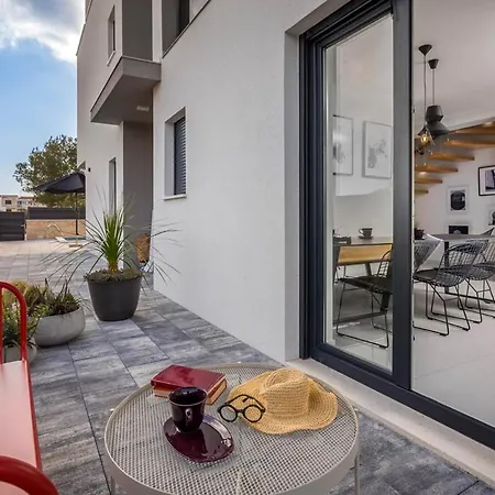 Sleeps 6 With Pool Air Con And Wifi * Srima