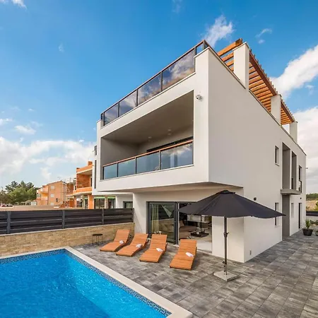 Villa Sleeps 6 With Pool Air Con And Wifi Srima